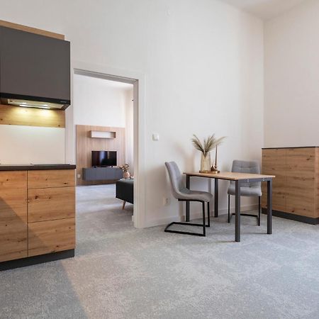 Alure Residences 10 - 24H Self Check-In & Private Parking Next To The Apartment Building Included, City Center Right On Snp Square In A Quiet Passage, New Building, Best Deal In Town 반스카비스트리카 외부 사진