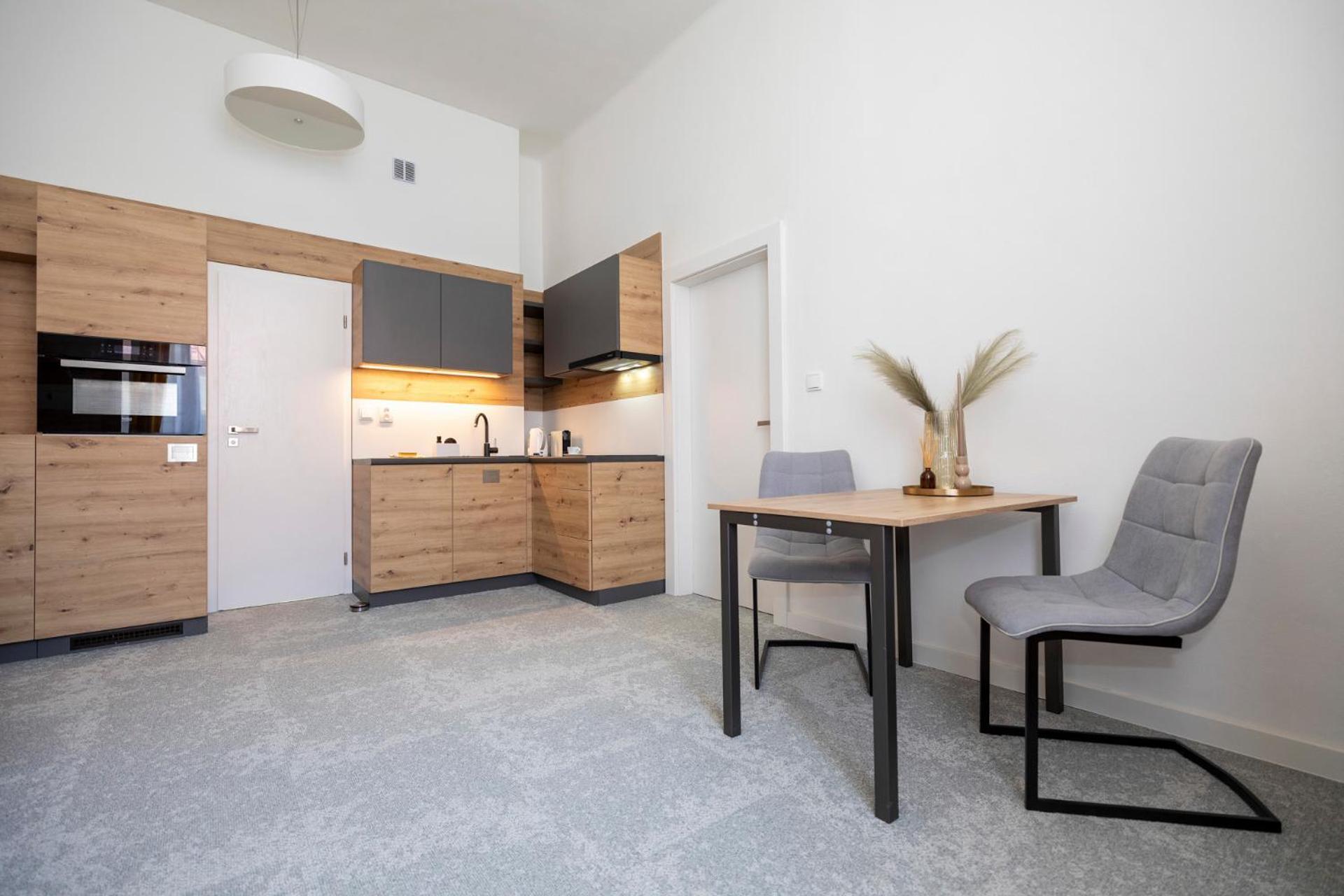 Alure Residences 10 - 24H Self Check-In & Private Parking Next To The Apartment Building Included, City Center Right On Snp Square In A Quiet Passage, New Building, Best Deal In Town 반스카비스트리카 외부 사진